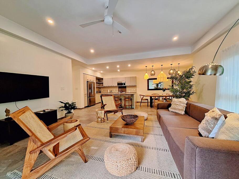 Beachfront Jungle Luxury! 3bd Penthouse Apartment *